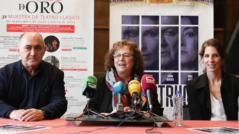 De izquierda a derecha: Arturto Querejeta, la concejala de Cultura, Ana Pérez y Beatriz Argüello De izquierda a derecha: Arturto Querejeta, la concejala de Cultura, Ana Pérez y Beatriz Argüello