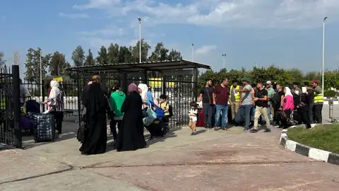 Varias personas con pasaportes extranjeros en el paso fronterizo de Rafah el martes 14 de noviembre de 2023 Varias personas con pasaportes extranjeros en el paso fronterizo de Rafah el martes 14 de noviembre de 2023