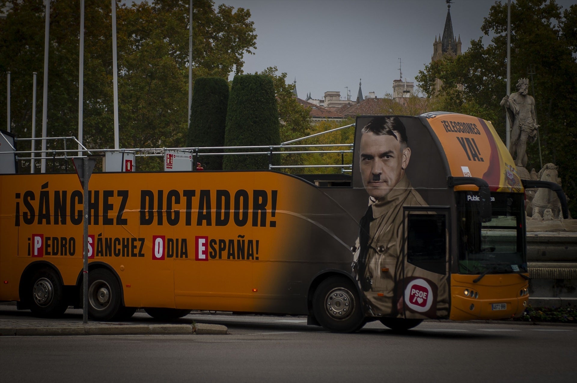 Abucheos a los socios del PSOE y un autobús con el lema 'Sánchez dictador' en las inmediaciones del Congreso Abucheos a los socios del PSOE y un autobús con el lema 'Sánchez dictador' en las inmediaciones del Congreso