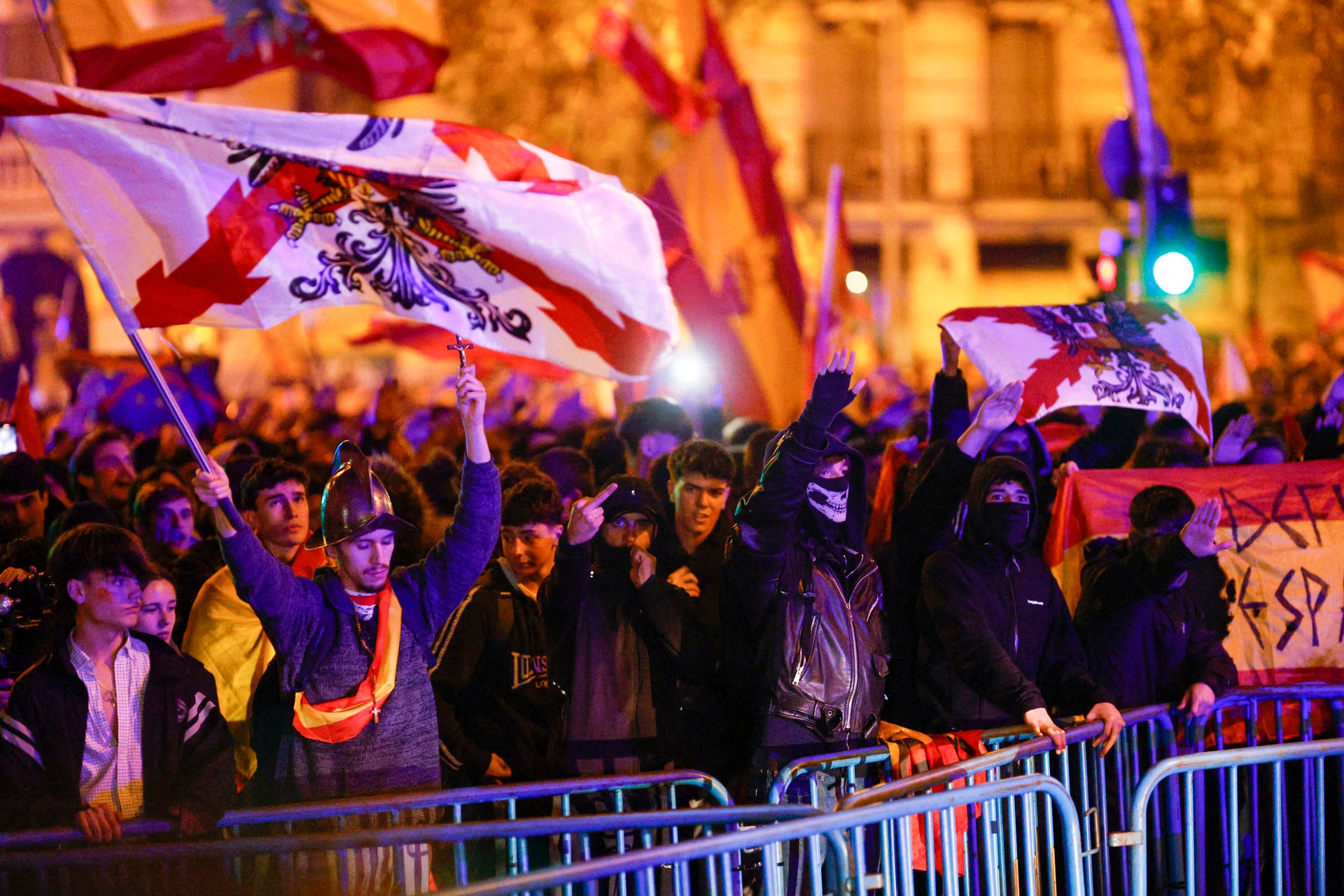 En torno a 2.000 personas protestan en Ferraz tras la primera sesión de investidura En torno a 2.000 personas protestan en Ferraz tras la primera sesión de investidura