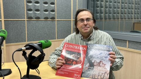 Óscar Martínez, director de Contrebia, con el primer y último número de la revista