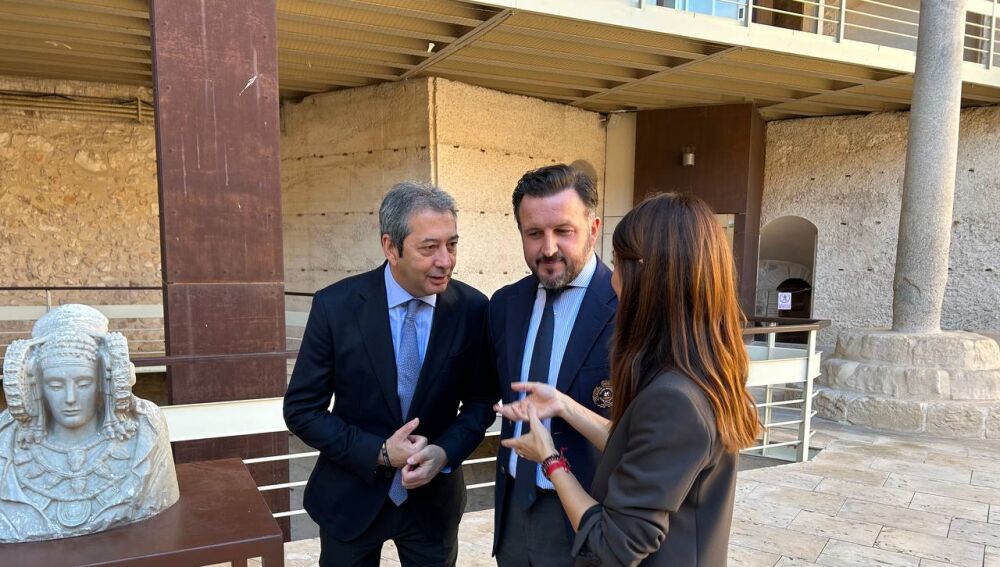 Vicente Barrera, Pablo Ruz e Irene Ruiz en el Patio de Armas del Palacio de Altamira de Elche. 