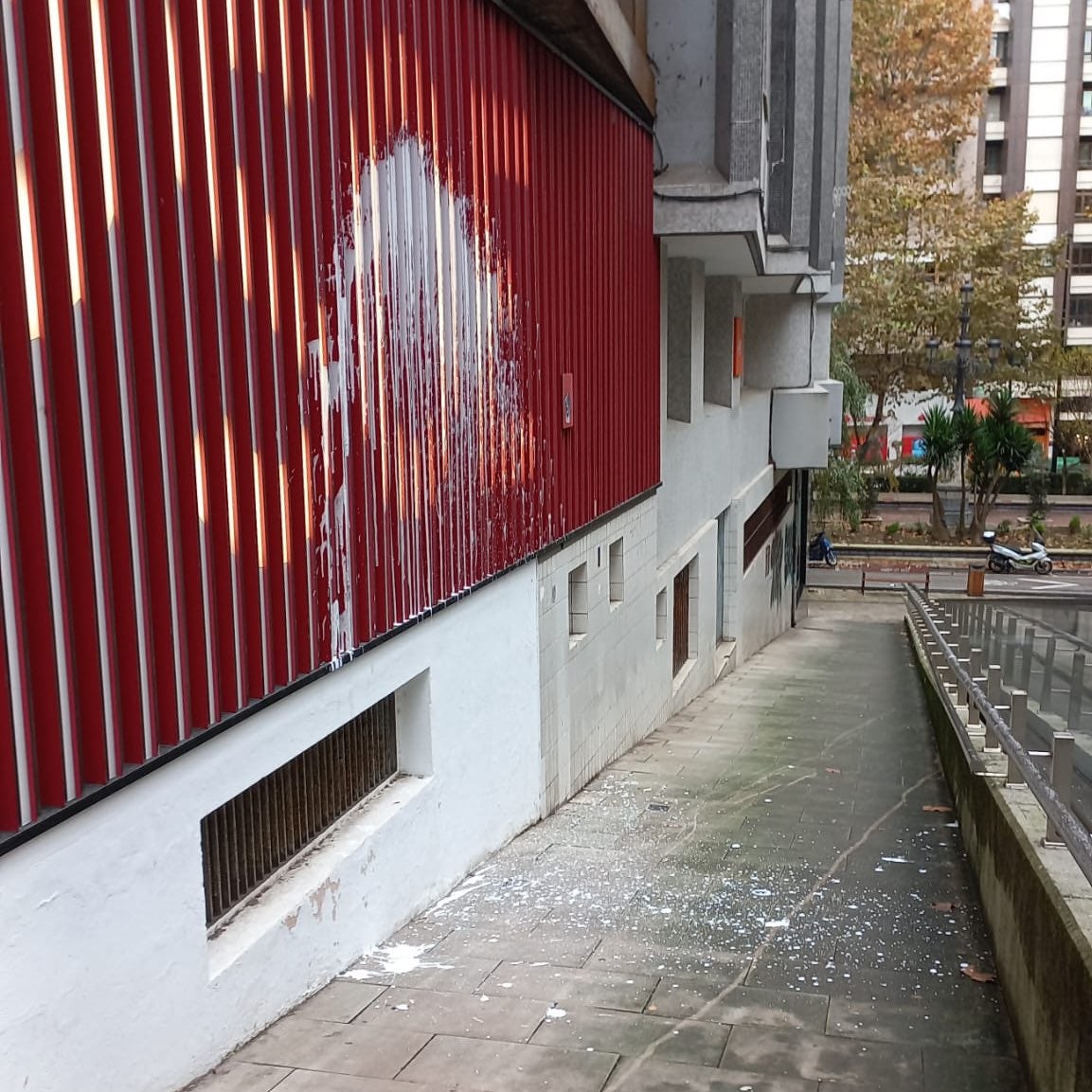 El PSOE de Cantabria denuncia un "ataque" a su sede con pintura El PSOE de Cantabria denuncia un "ataque" a su sede con pintura