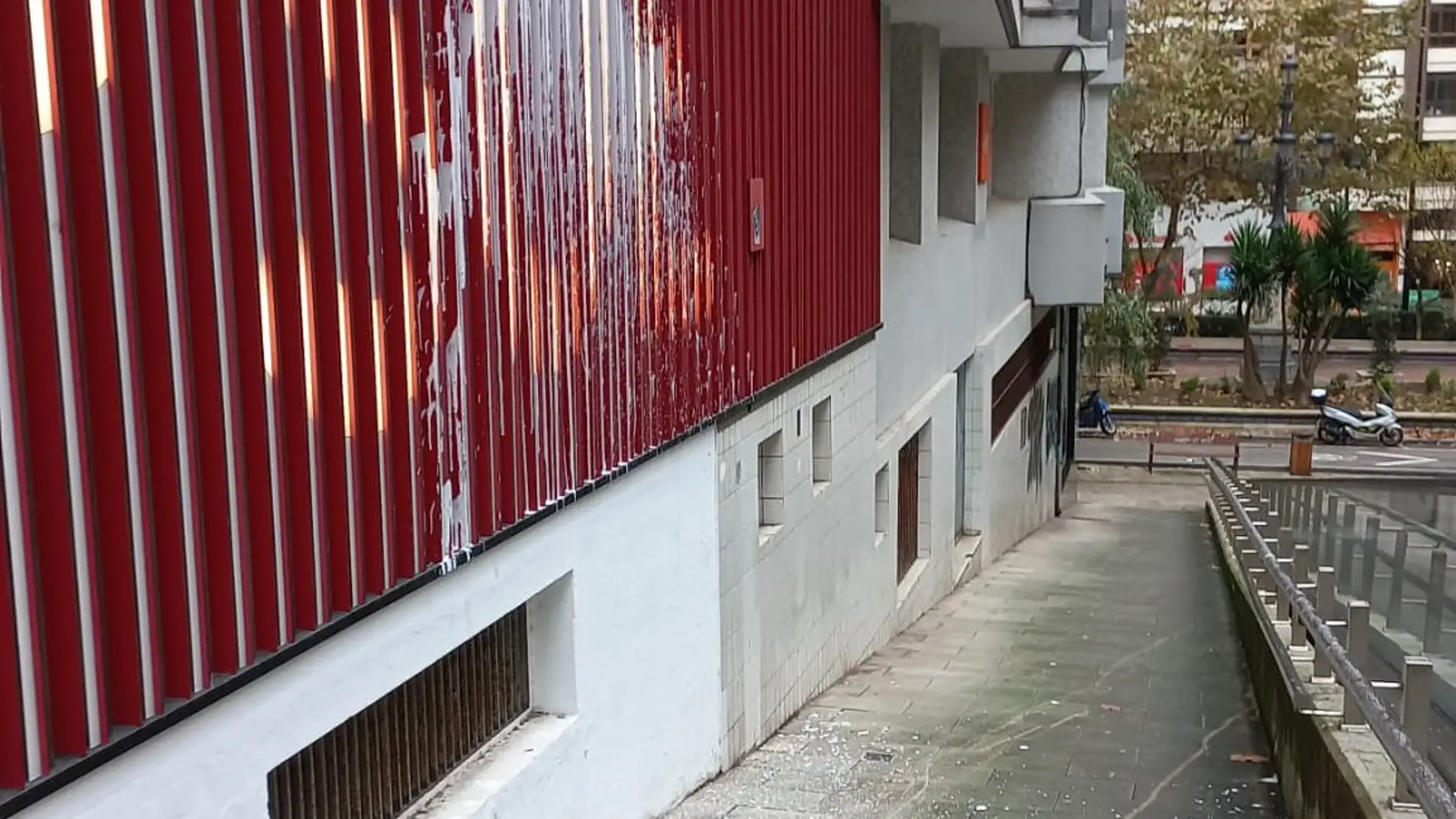 El PSOE de Cantabria denuncia un "ataque" a su sede con pintura