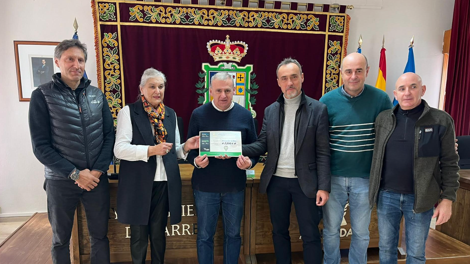 Parres recibe el cheque regalo de 1.200 euros que consiguió el concejo como ganador del Gran Prix de FAEN Parres recibe el cheque regalo de 1.200 euros que consiguió el concejo como ganador del Gran Prix de FAEN