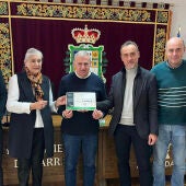 Emilio García, alcalde de Parres, recibe el cheque regalo de 1.200 euros 