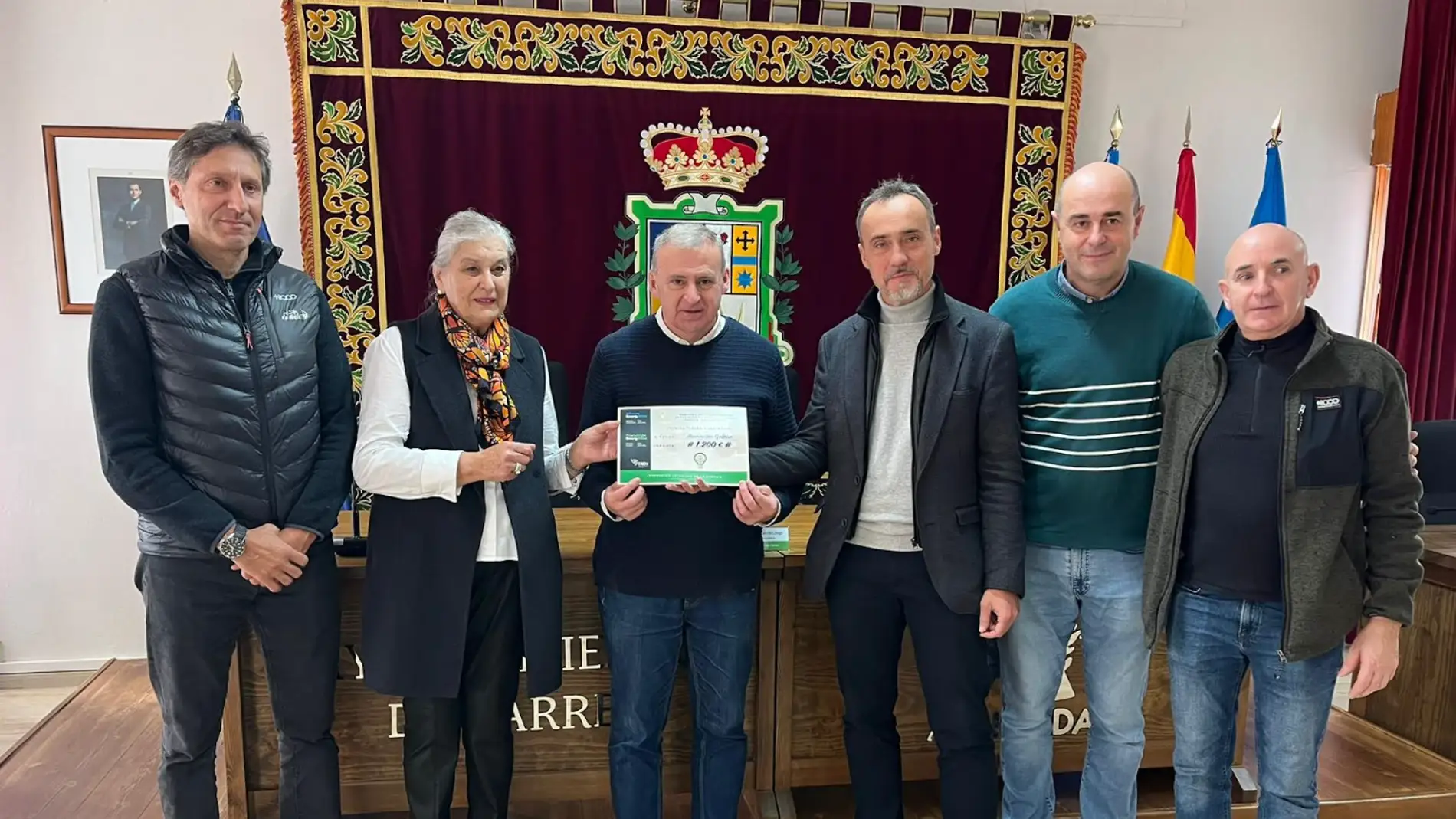 Emilio García, alcalde de Parres, recibe el cheque regalo de 1.200 euros 