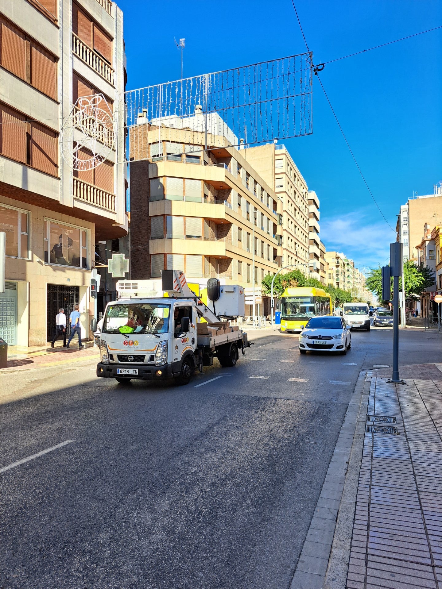 Vila-real instala el alumbrado de Navidad para iluminar toda la ciudad con más de 300 luces led Vila-real instala el alumbrado de Navidad para iluminar toda la ciudad con más de 300 luces led