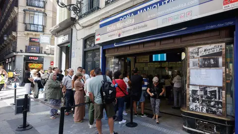 El vecino anónimo que dejó décimos de lotería de Navidad en los buzones de un pueblo de Galicia El vecino anónimo que dejó décimos de lotería de Navidad en los buzones de un pueblo de Galicia