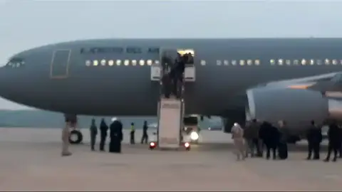 Llegada a la base aérea de Torrejón más de un centenar de españoles evacuados de Gaza. Llegada a la base aérea de Torrejón más de un centenar de españoles evacuados de Gaza.
