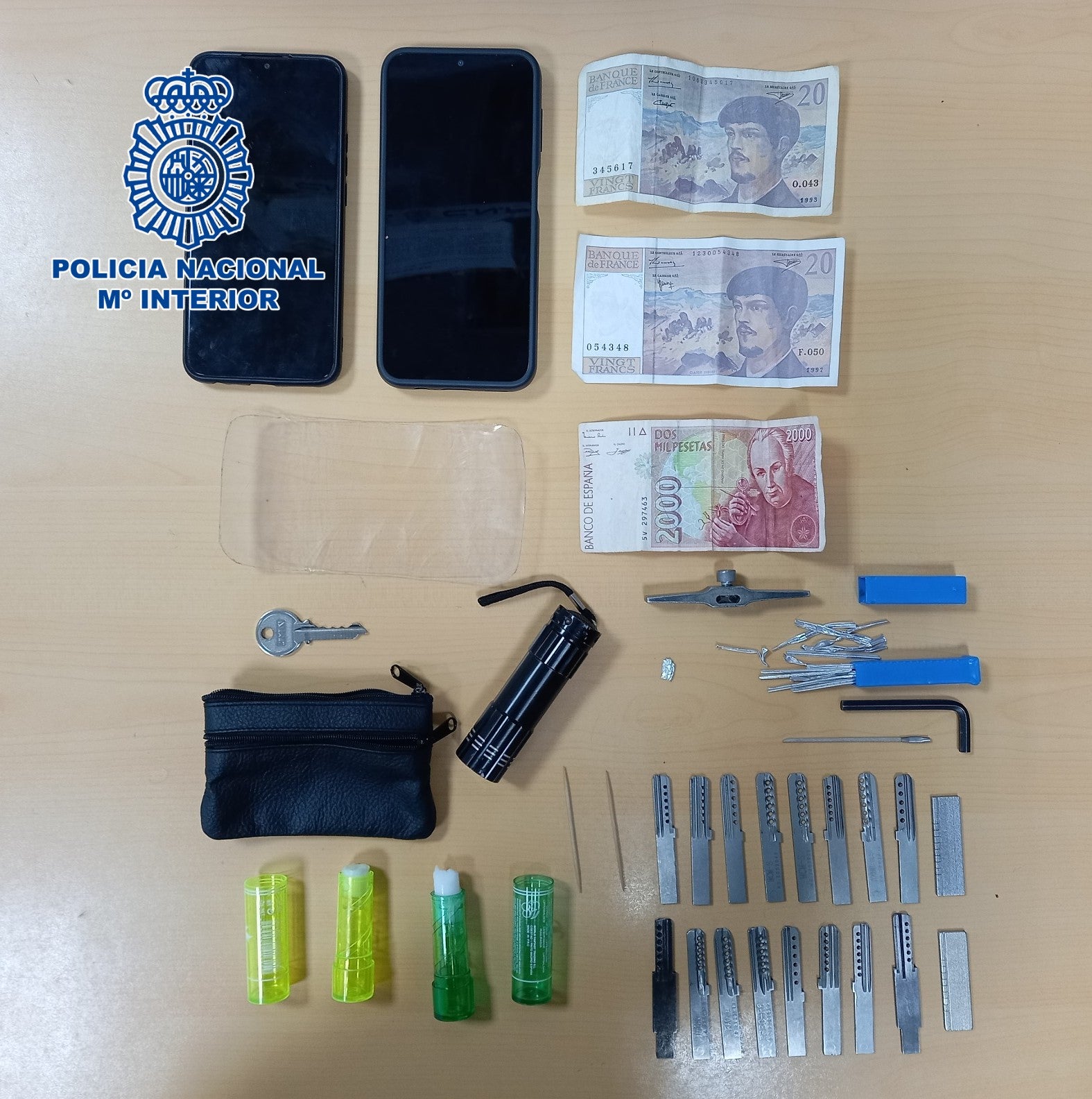 Marcas en las puertas con pintalabios para entrar a robar: así actuaban dos detenidos en València Marcas en las puertas con pintalabios para entrar a robar: así actuaban dos detenidos en València