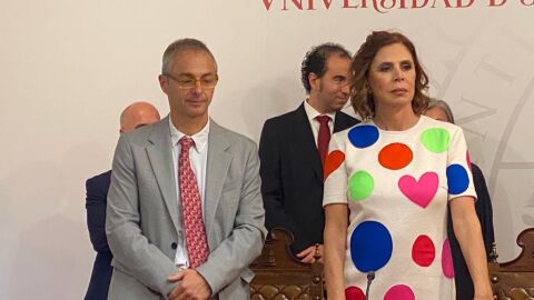 El rector de la Universidad de Salamanca, Ricardo Rivero, y la diseñadora Agatha Ruiz de la Prada