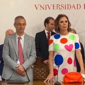 El rector de la Universidad de Salamanca, Ricardo Rivero, y la diseñadora Agatha Ruiz de la Prada