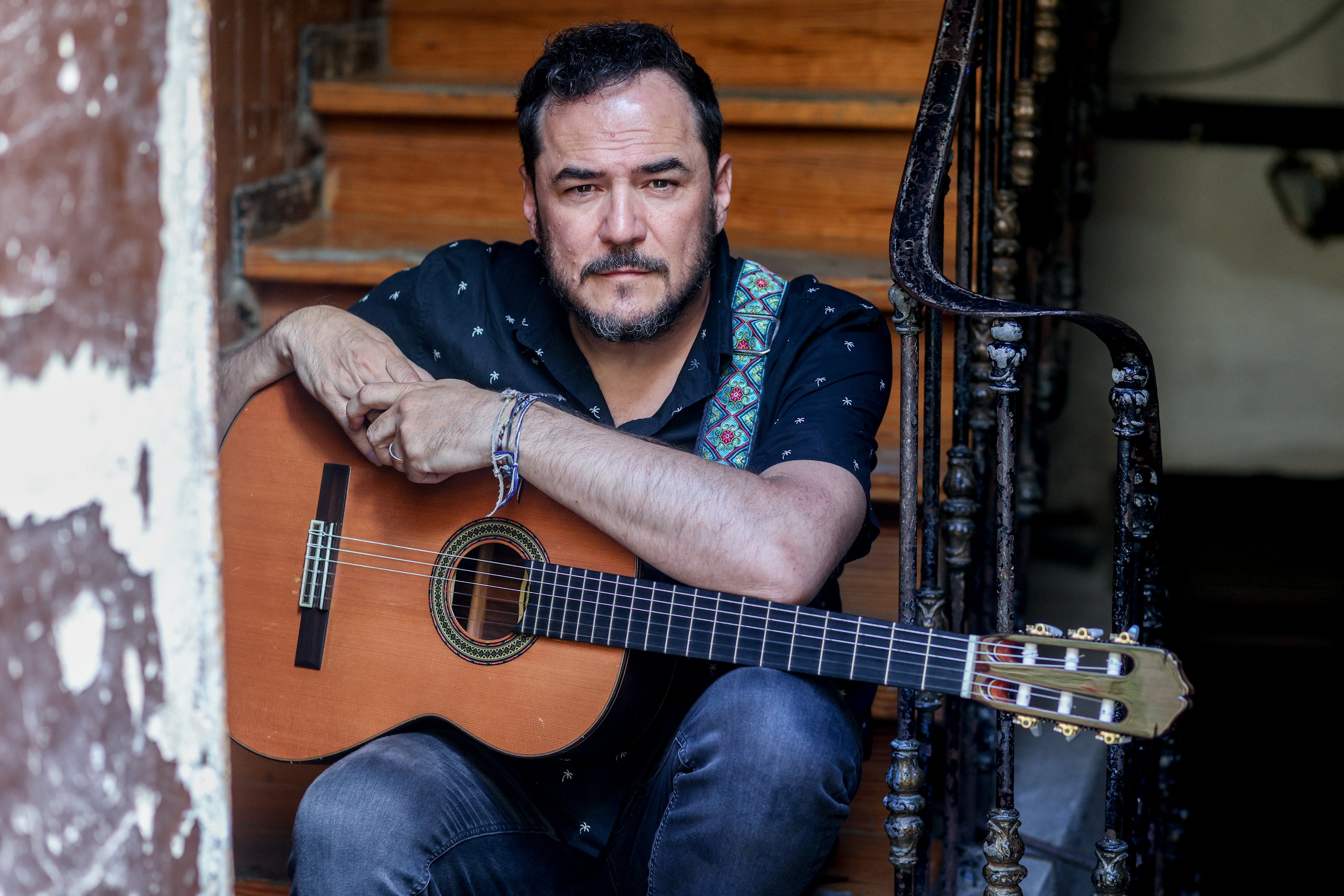 Ismael Serrano bromea tras convertirse en protagonista de la investidura: "Esperaba un ministerio cuanto menos" Ismael Serrano bromea tras convertirse en protagonista de la investidura: "Esperaba un ministerio cuanto menos"