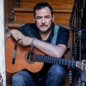 El cantautor Ismael Serrano posa para Europa Press en el barrio de La Latina, a 13 de julio de 2023