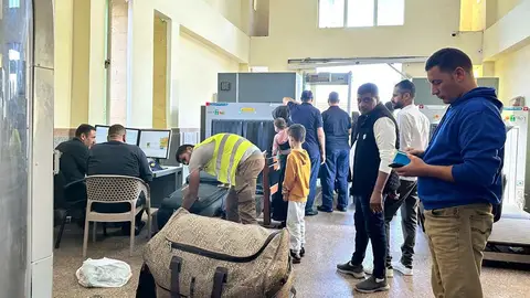 Ciudadanos de varias nacionalidades esperan para poder abandonar la franja de Gaza en el paso de Rafah. Ciudadanos de varias nacionalidades esperan para poder abandonar la franja de Gaza en el paso de Rafah.