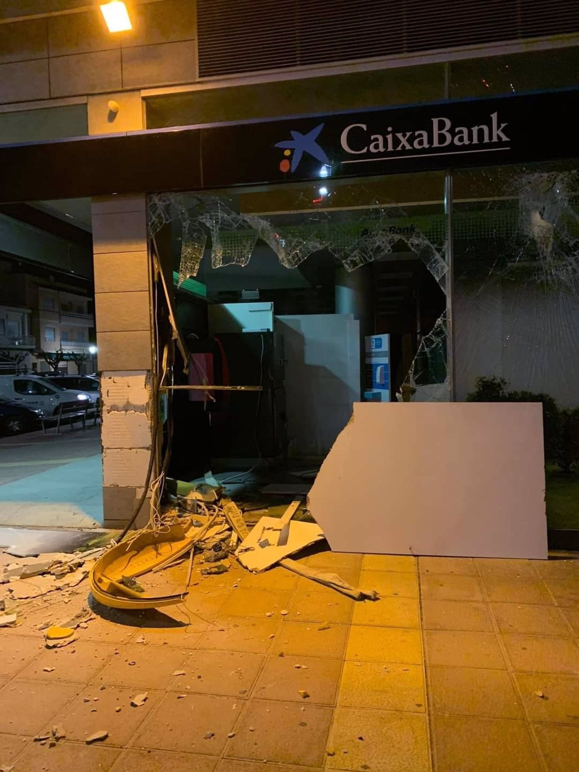 Roban el cajero de una sucursal con un camión pluma robado Roban el cajero de una sucursal con un camión pluma robado