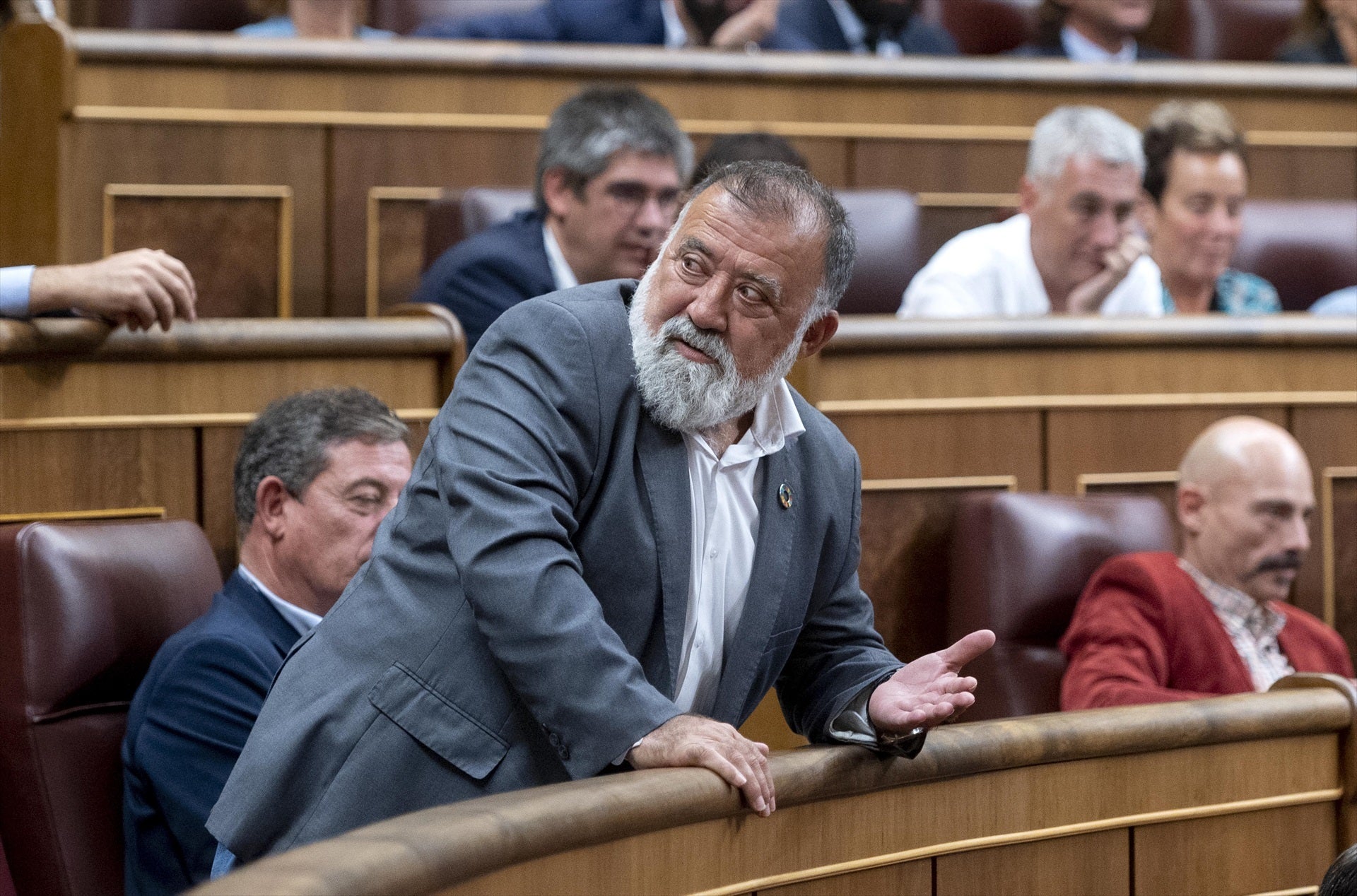 Lanzan un huevo a Herminio Sancho y otros diputados socialistas a su llegada al Congreso Lanzan un huevo a Herminio Sancho y otros diputados socialistas a su llegada al Congreso