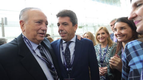 El 'president' de la Generalitat, Carlos Maz&oacute;n, conversa con el empresario Fernando Roig en un acto de #QuieroCorredor en Madrid.