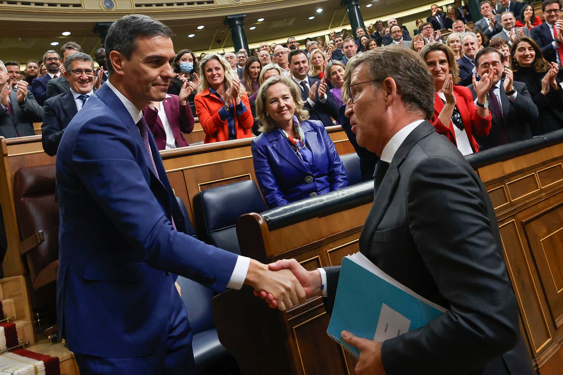 Alberto Núñez Feijóo, a Pedro Sánchez tras ser reelegido: "Esto es una equivocación" Alberto Núñez Feijóo, a Pedro Sánchez tras ser reelegido: "Esto es una equivocación"