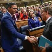 El líder del PP, Alberto Núñez Feijóo, felicita al presidente del Gobierno en funciones, Pedro Sánchez, al término de la segunda jornada del debate de investidura. El líder del PP, Alberto Núñez Feijóo, felicita al presidente del Gobierno en funciones, Pedro Sánchez, al término de la segunda jornada del debate de investidura.