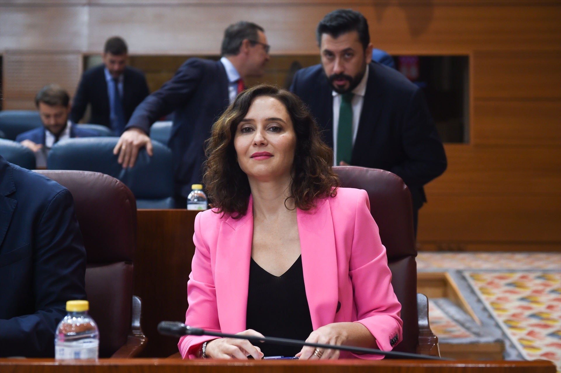 Ayuso arremete contra Sánchez por "difamar" a su familia y se reafirma: "Sí, dije me gusta la fruta" Ayuso arremete contra Sánchez por "difamar" a su familia y se reafirma: "Sí, dije me gusta la fruta"