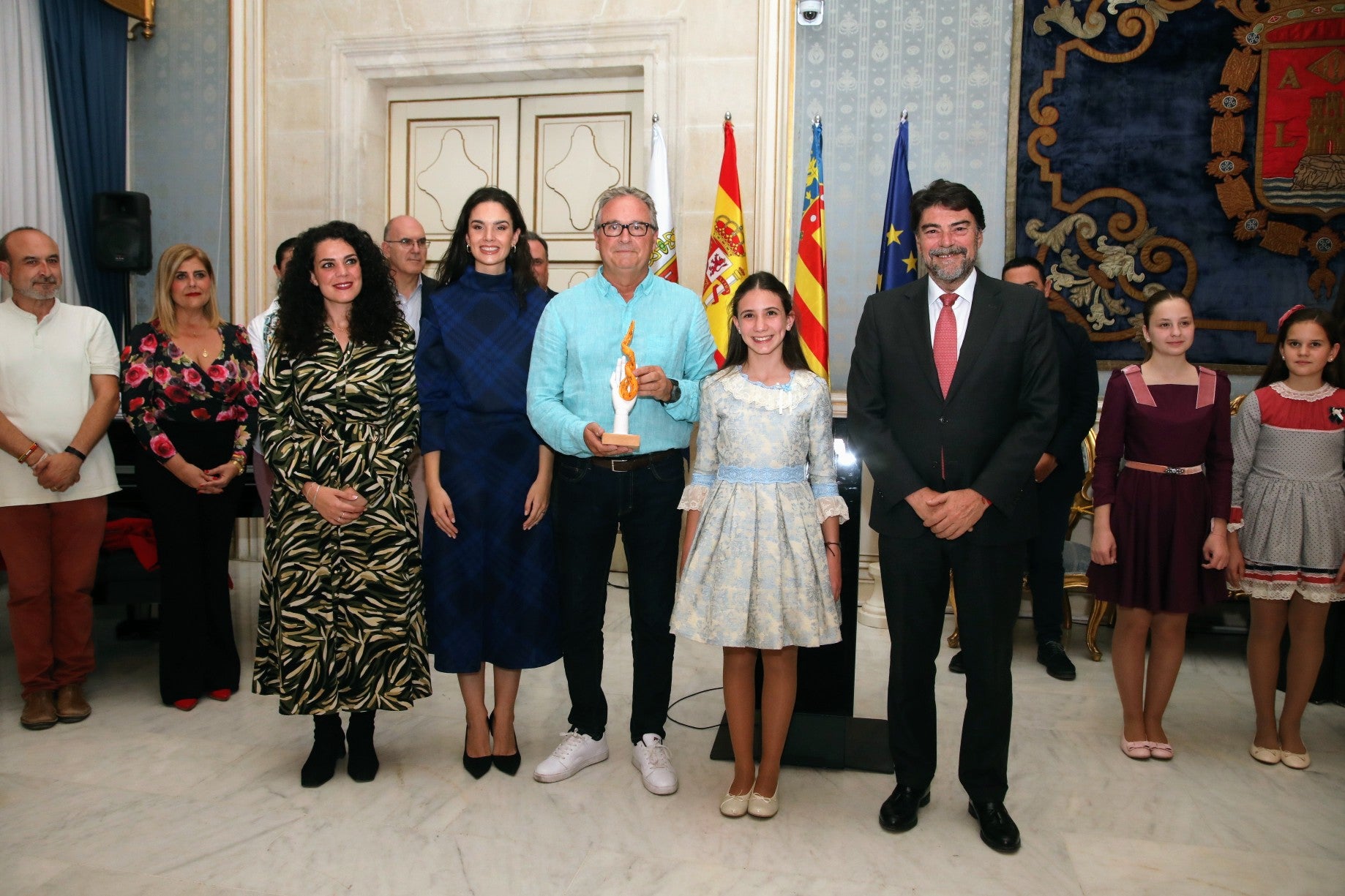 Alicante entrega los trofeos y diplomas a los constructores de hogueras y barracas de las fiestas de Hogueras de 2023 Alicante entrega los trofeos y diplomas a los constructores de hogueras y barracas de las fiestas de Hogueras de 2023
