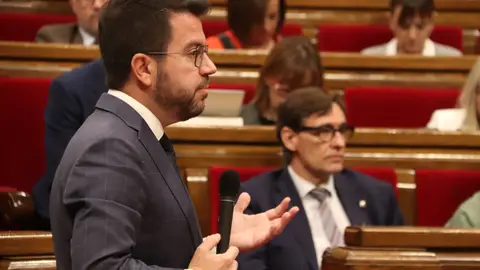 La Investdura de Sánchez catapulta al PSC i hunde a Junts Pere Aragonès y Salvador Illa en sede parlamentaria