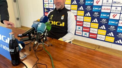 17-11 Luis Carri&oacute;n, entrenador del Real Oviedo en la sala de prensa del Requex&oacute;n