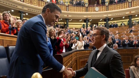 Feij&oacute;o da la mano a Pedro S&aacute;nchez tras su investidura 