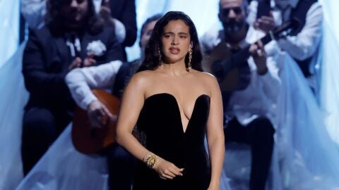 Rosal&iacute;a canta Se nos fue el amor de Roc&iacute;o Jurado en los Latin Grammy 2023