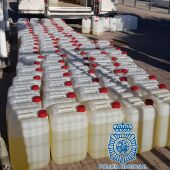 Garrafas llenas de combustible para narcolanchas en una gasolinera de Jerez
