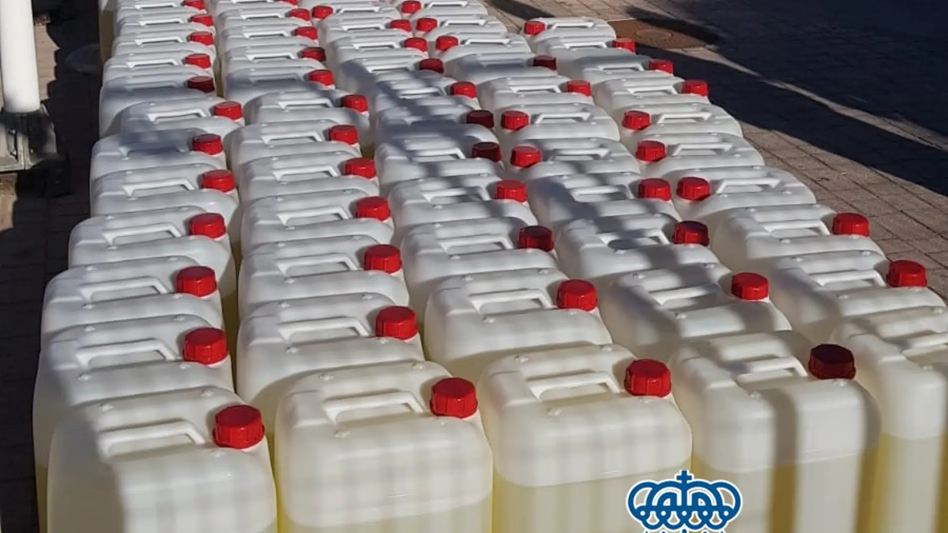 Garrafas llenas de combustible para narcolanchas en una gasolinera de Jerez