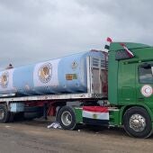 Un camión entrando con combustible en Gaza