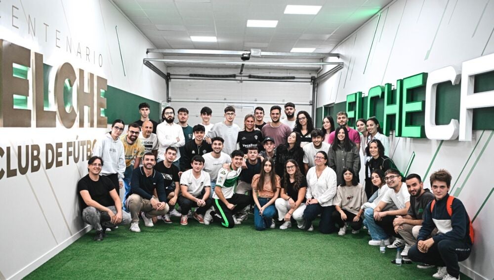 Los participantes en el IV Curso de Periodismo Deportivo de la UMH, con Beccacece.