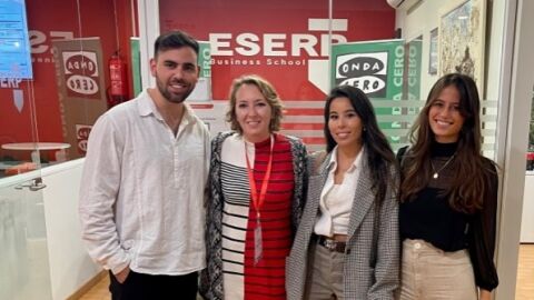 De izquierda a derecha, &Aacute;lvaro, Edurne y Mar&iacute;a, alumnos de Eserp Digital Business School, en el sal&oacute;n de empleo de la escuela