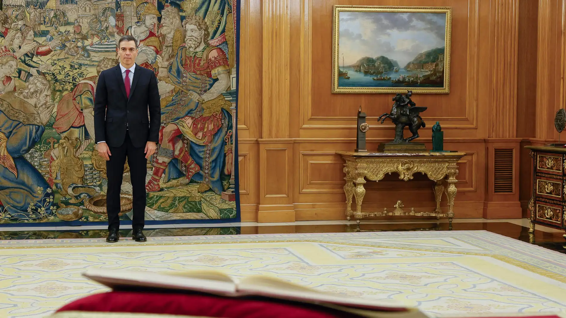 Pedro Sánchez (i) promete su cargo de presidente del Gobierno ante el rey Felipe VI y un ejemplar de la Constitución, este viernes en el Salón de Audiencias del Palacio de la Zarzuela en Madrid. 