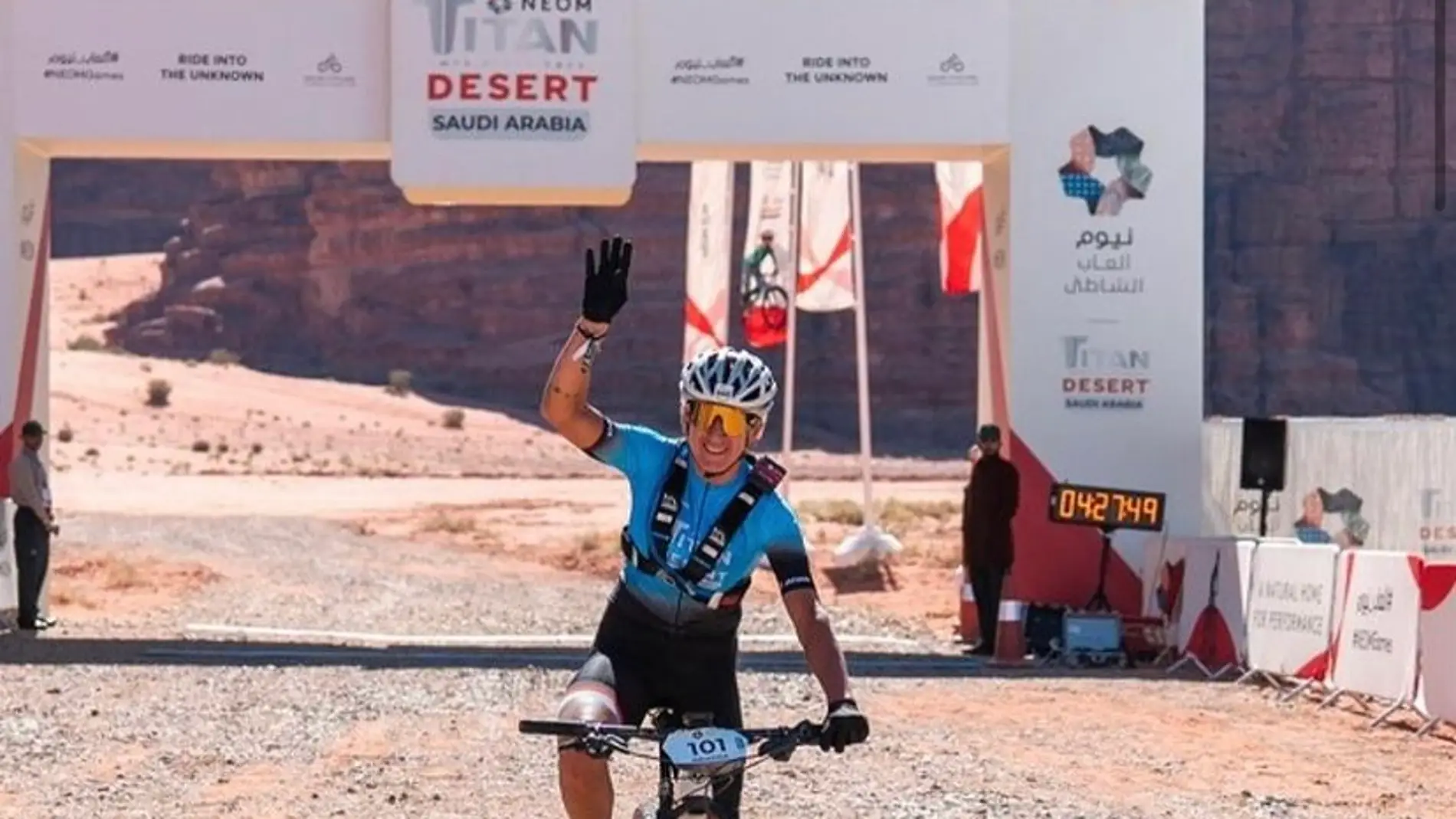 Ariadna Ródenas celebra el triunfo en la tercera etapa de la Titan Desert.