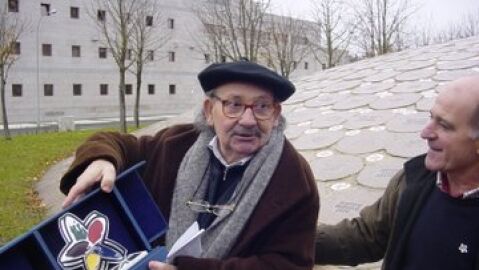 Agust&iacute;n Ibarrola en su monumento