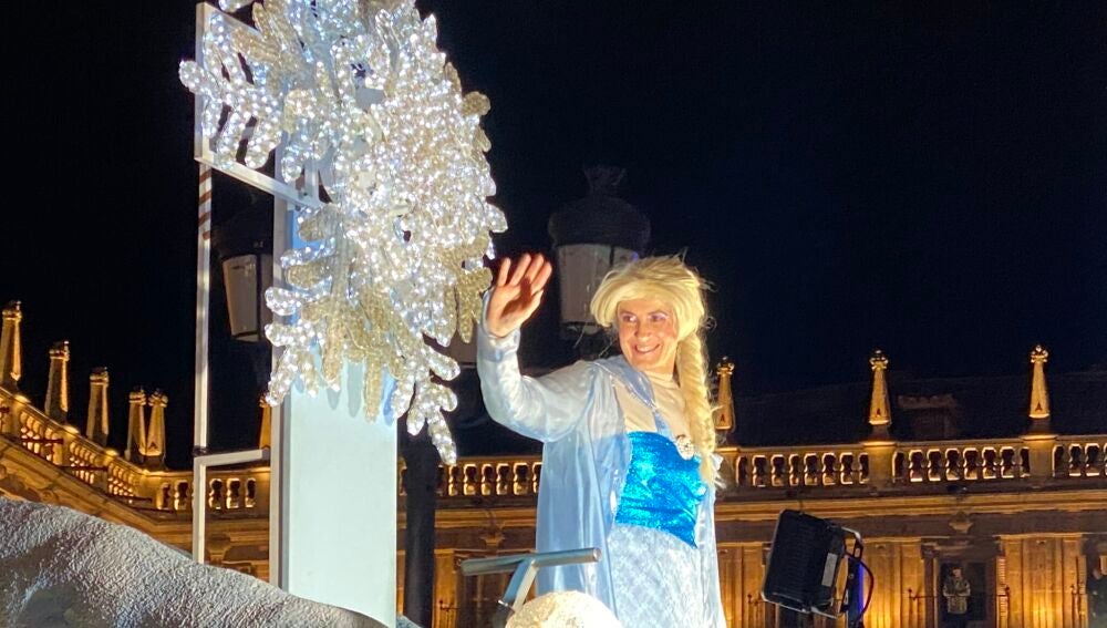 La cabalgata de Papá Noel, a su paso por la Plaza Mayor de Salamanca