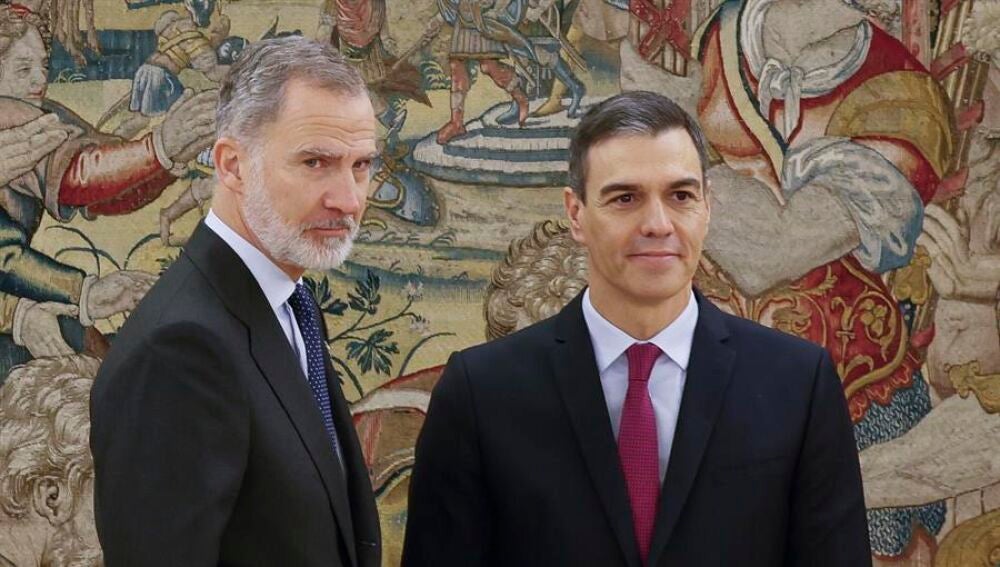 El rey recibe con gesto serio a Pedro Sánchez en su toma de posesión como presidente del Gobierno