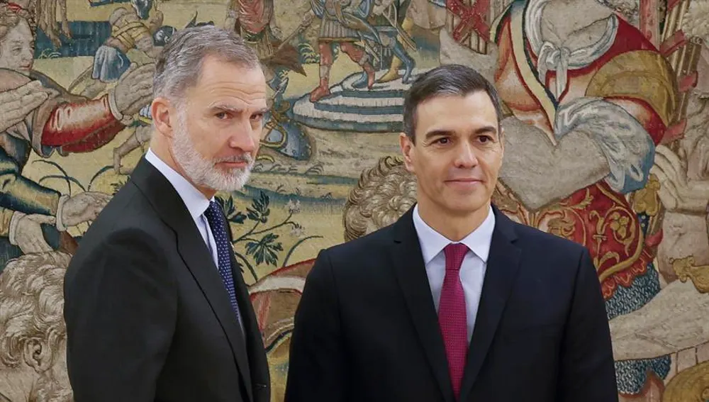 El rey recibe con gesto serio a Pedro Sánchez en su toma de posesión como presidente del Gobierno