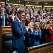 Gran ovación a Pedro Sánchez tras ser investido presidente del Gobierno