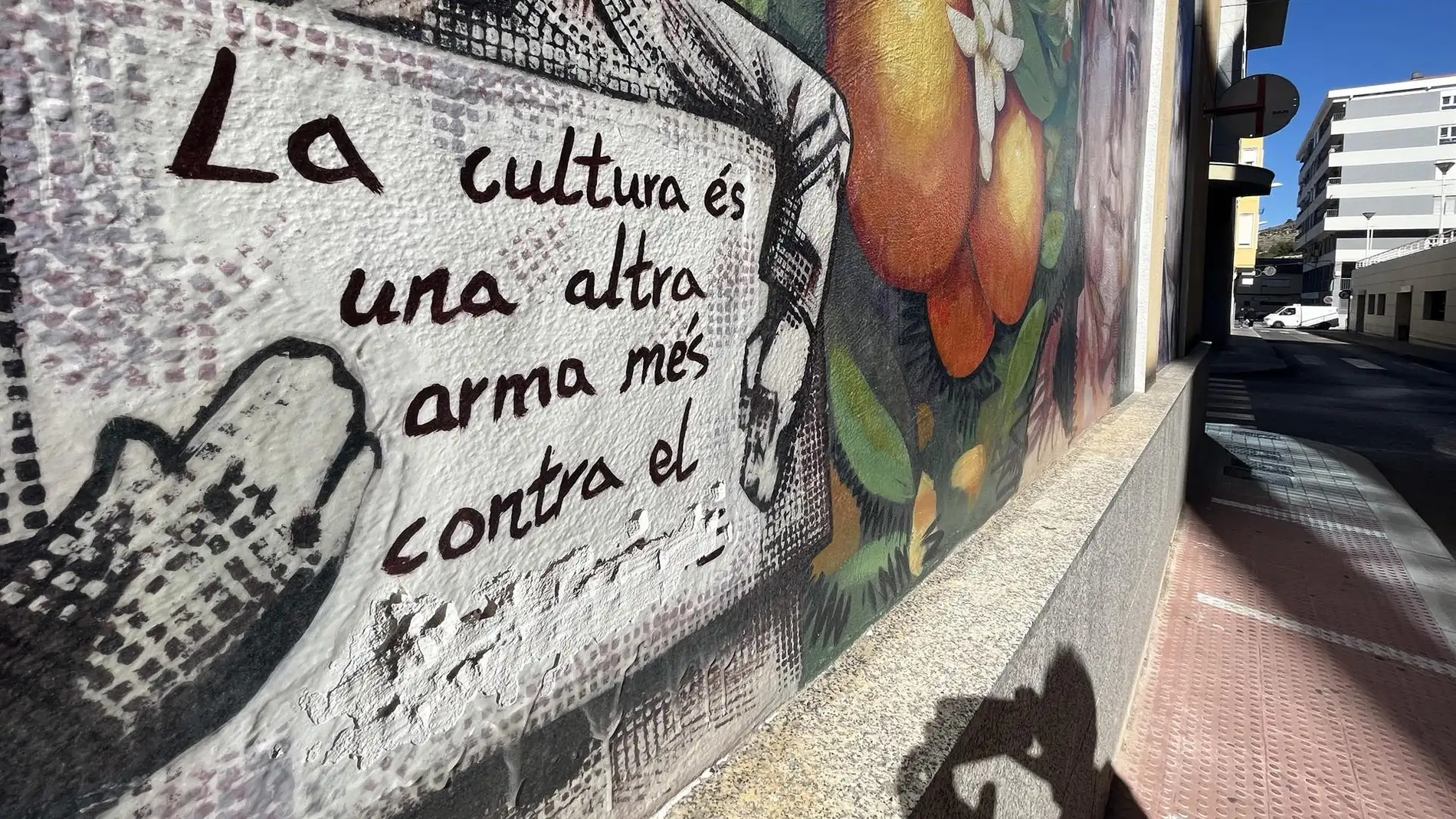 Mural de Petrer en el que un acto vandálico ha eliminado el término ‘fascismo’.