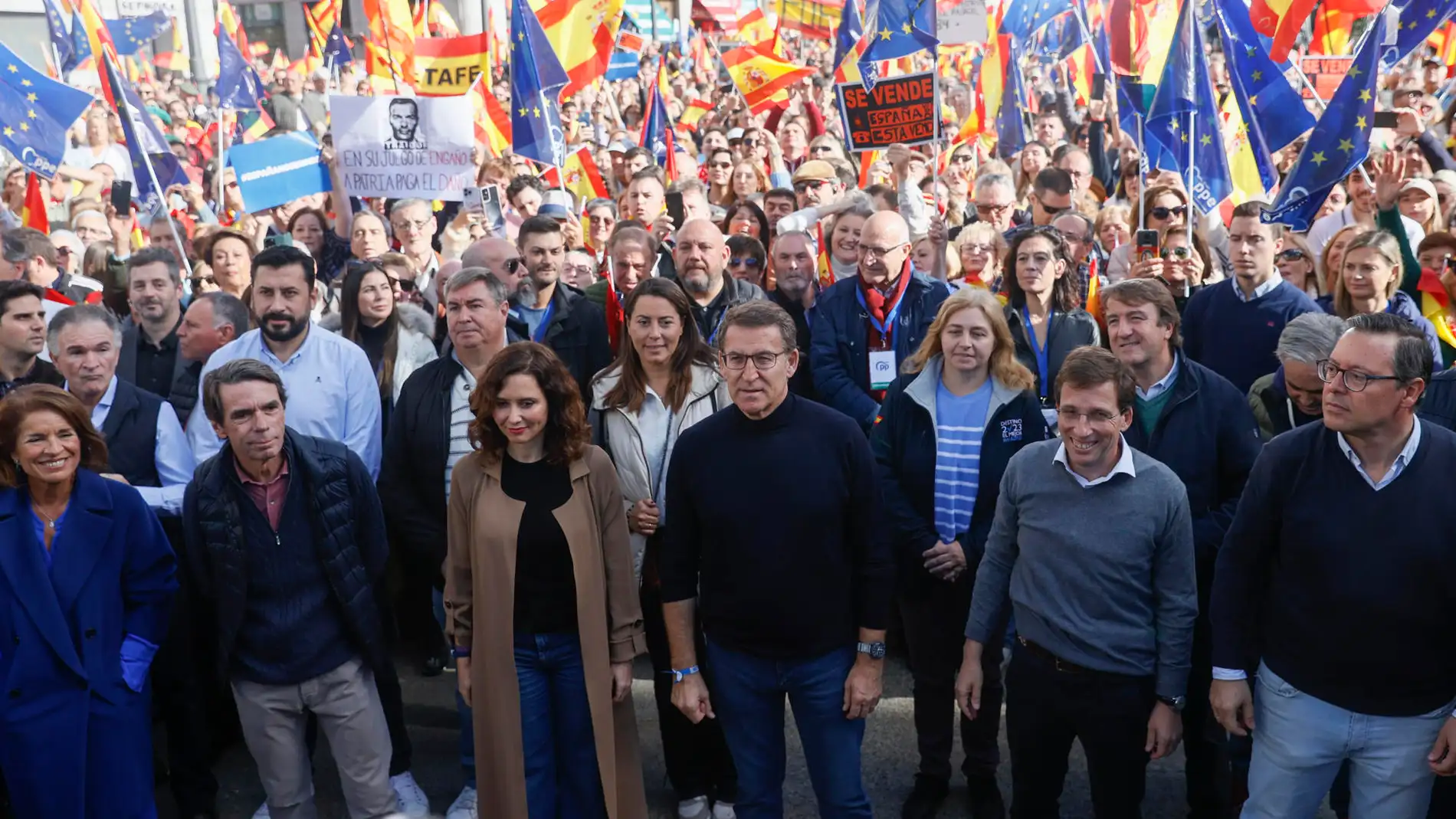 De izquierda a derecha, Ana Botella, José María Aznar, Isabel Díaz Ayuso, Alberto Núñez-Feijóo, José Luis Martínez Almeida y Alfonso Serrano durante la última manifestación contra la amnistía.