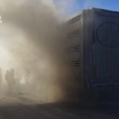 Fallecen 20 cerdos tras incendiarse el camión que los transportaba en la N-238, en Vinaròs