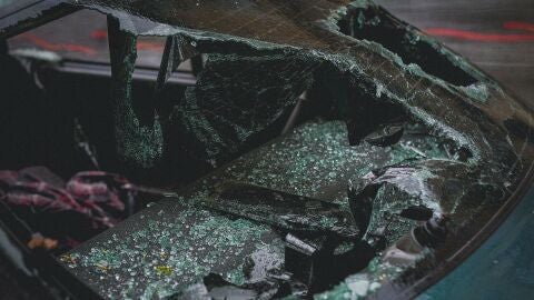 Un parabrisas roto en un coche 