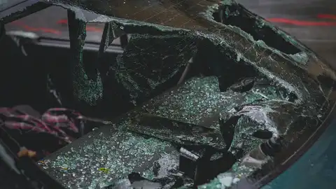 Un parabrisas roto en un coche Un parabrisas roto en un coche