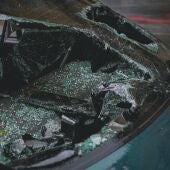 Un parabrisas roto en un coche 
