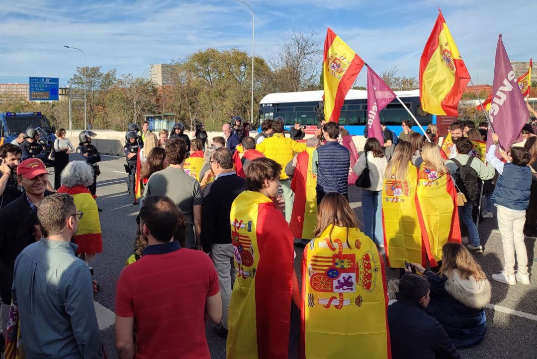 Manifestantes contra Sánchez y la amnistía cortan la A6 cuando se dirigían hacia La Moncloa Manifestantes contra Sánchez y la amnistía cortan la A6 cuando se dirigían hacia La Moncloa